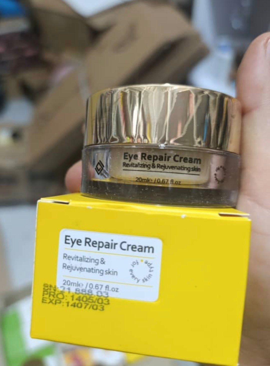 ویژگی های کرم دورچشم 👇🏼  +به درمان و‌رفع خطوط ریز  اطراف چشم‌کمک میکنه😍 +لیفت کننده  و جوانساز دور چشم +به دلیل کافئینی که داره ،کاهش  دهنده  سیاهی و پف زیر چشم  +مرطوب‌کننده و سفت کننده  پوستِ اطراف چشم +حاوی کلاژن فعال و  هیالورونیک اسید  +بافت سبک و زودجذبی